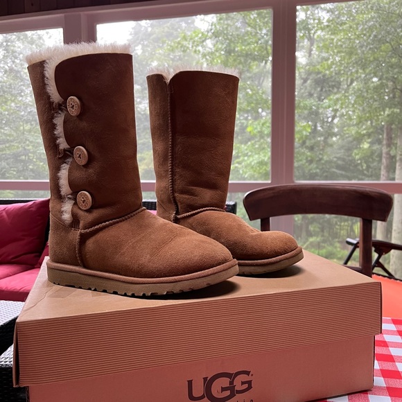 Woman’s tall ugg boot with buttons up the side. Like-New condition-barely worn. - Picture 1 of 4